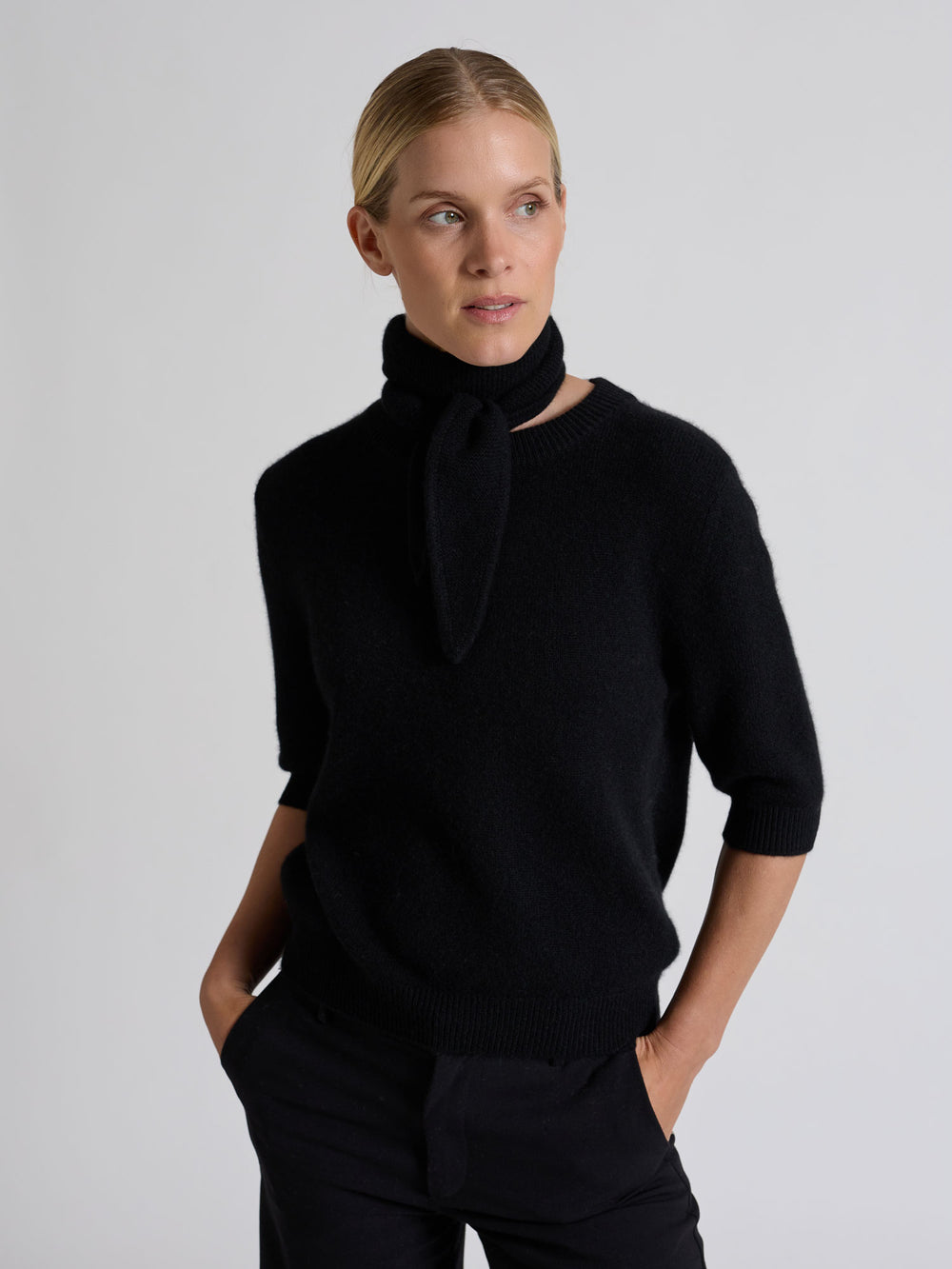 Short sleeved cashmere sweater "Aase" in 100% pure cashmere. Scandinavian design by Kashmina. Color: Black.