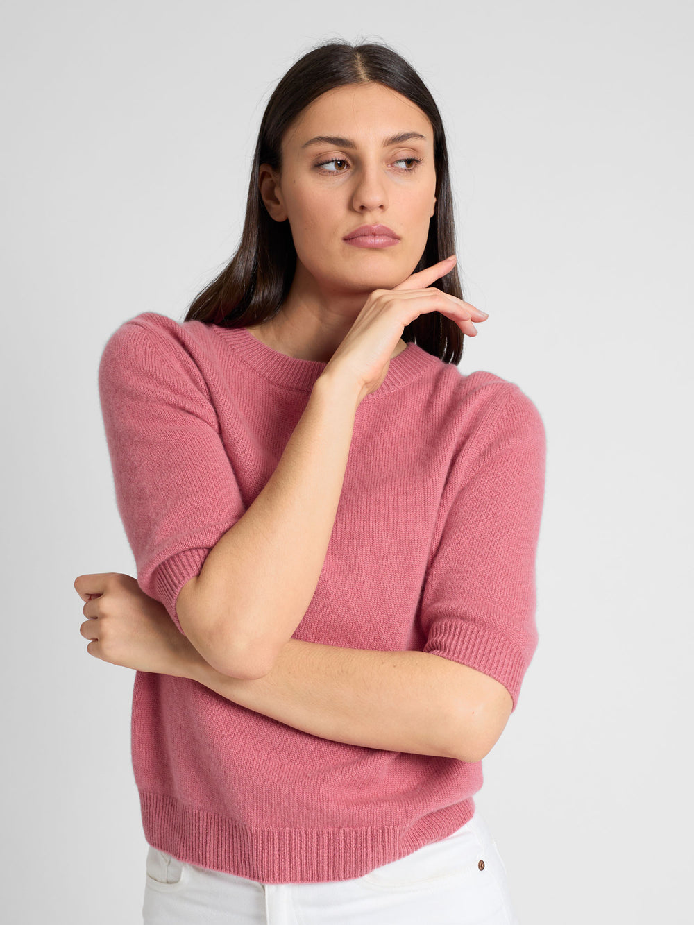 Short sleeved cashmere sweater "Aase" in 100% pure cashmere. Scandinavian design by Kashmina. Color: Pink berry.