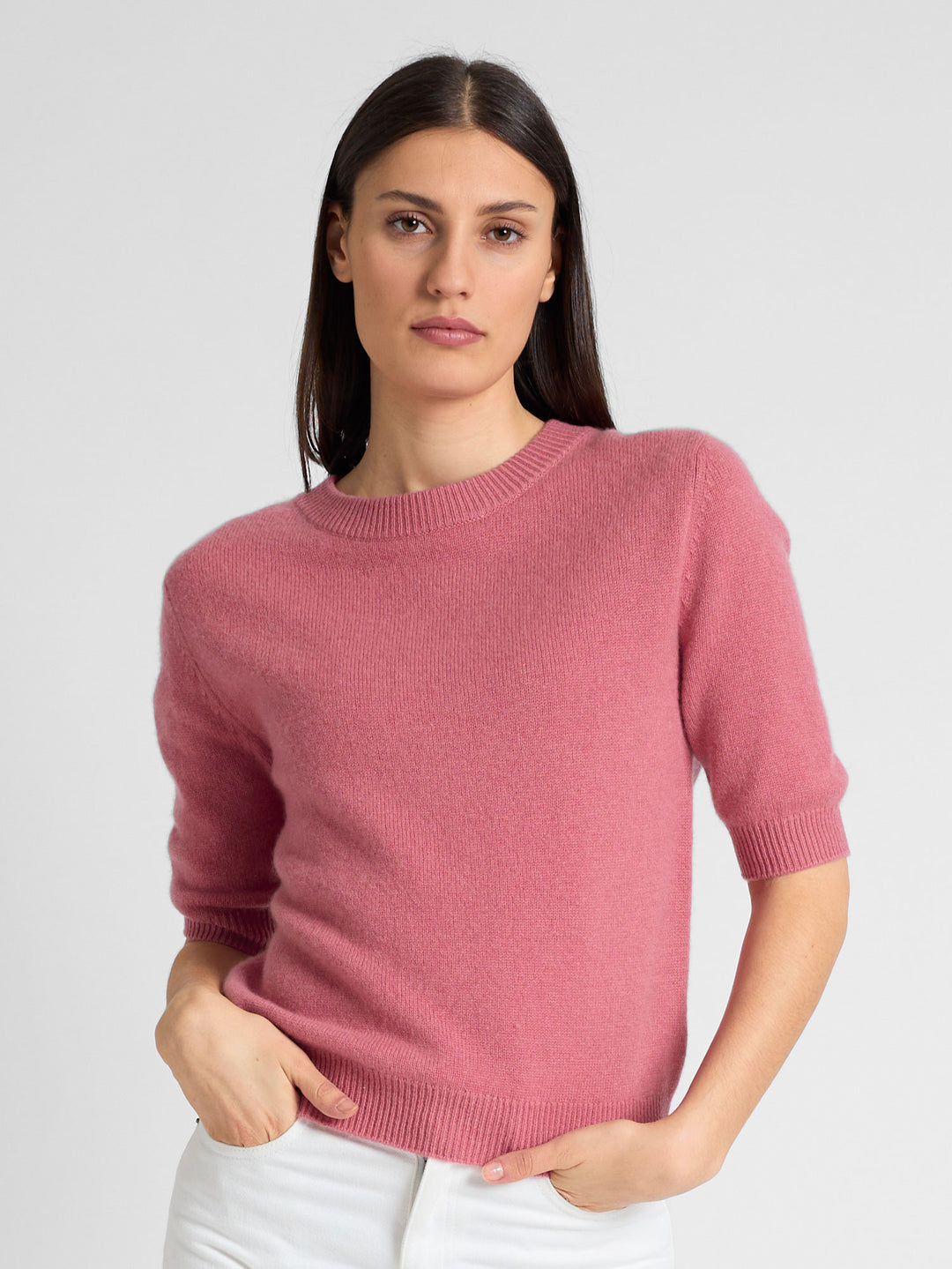 Short sleeved cashmere sweater "Aase" in 100% pure cashmere. Scandinavian design by Kashmina. Color: Pink berry.