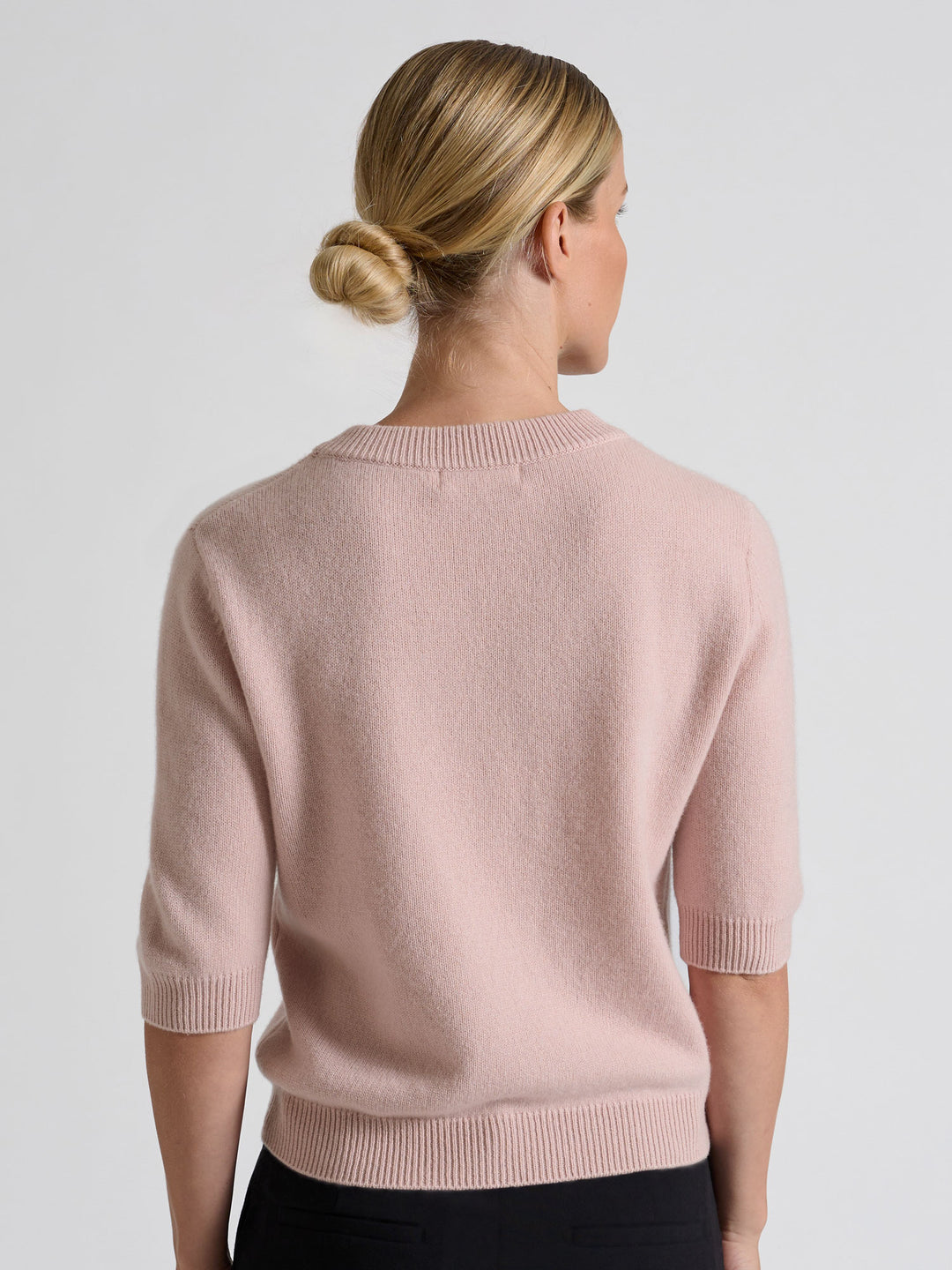 Short sleeved cashmere sweater "Aase" in 100% pure cashmere. Scandinavian design by Kashmina. Color: Rose glow.