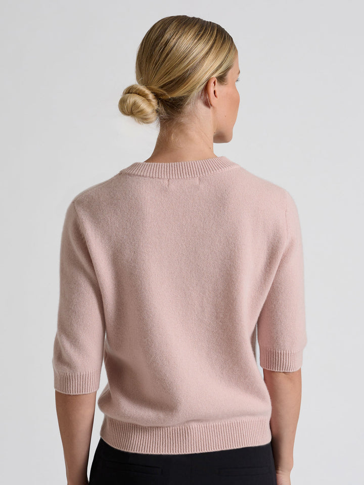 Short sleeved cashmere sweater "Aase" in 100% pure cashmere. Scandinavian design by Kashmina. Color: Rose glow.