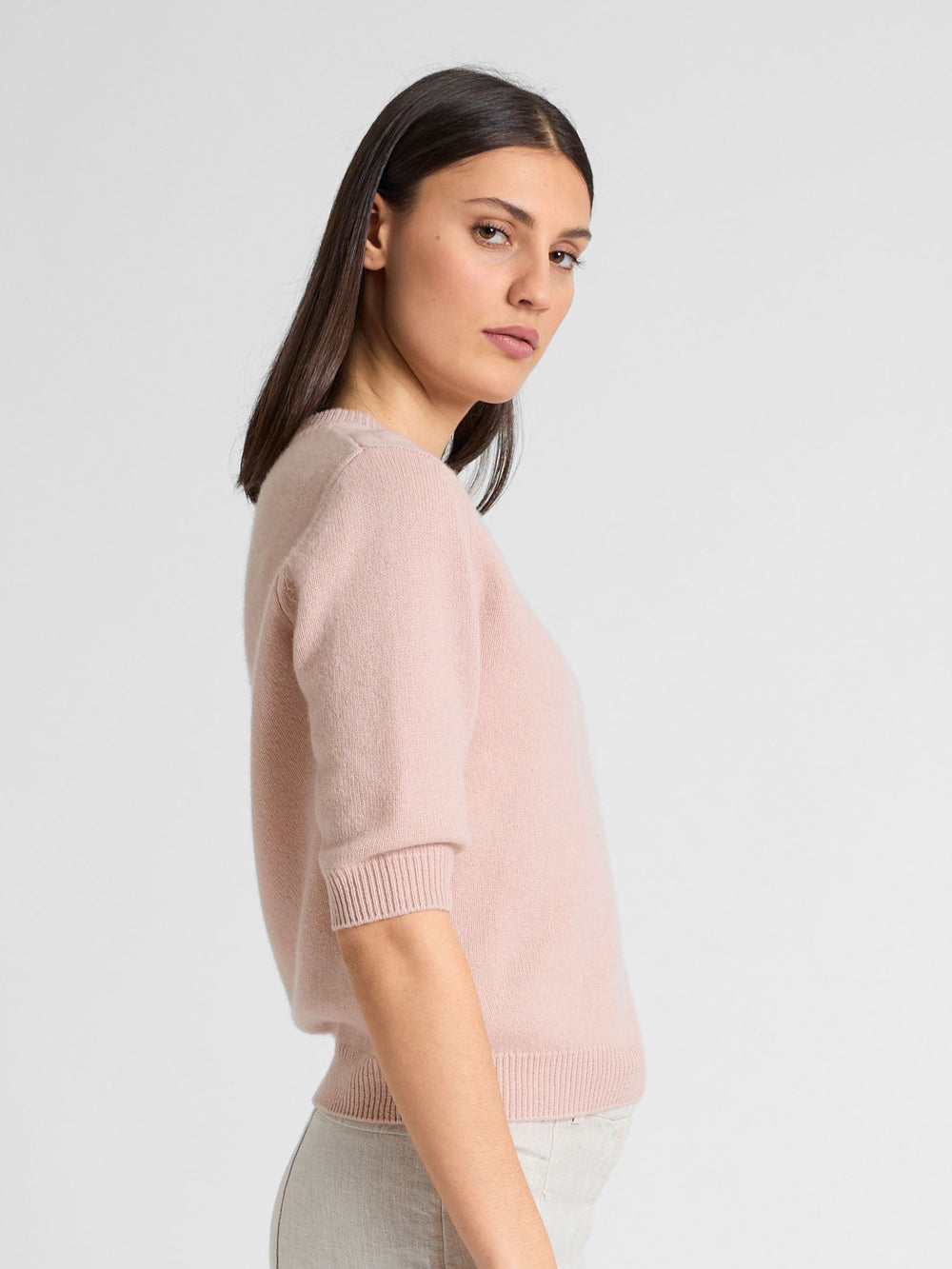 Short sleeved cashmere sweater "Aase" in 100% pure cashmere. Scandinavian design by Kashmina. Color: Rose glow.