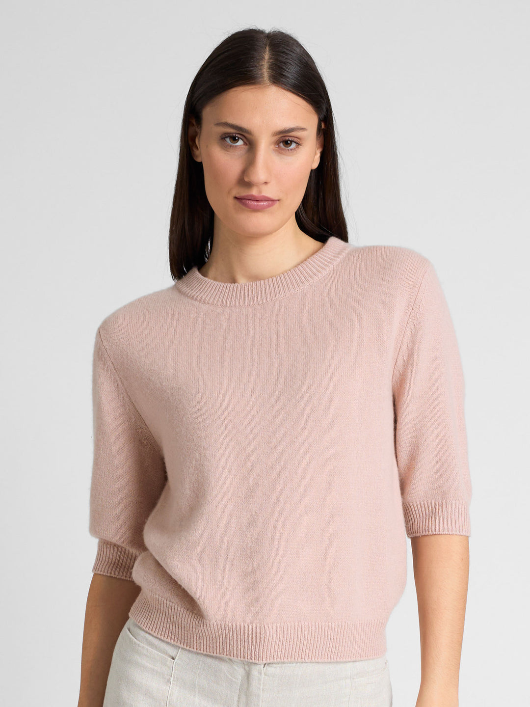 Short sleeved cashmere sweater "Aase" in 100% pure cashmere. Scandinavian design by Kashmina. Color: Rose glow.