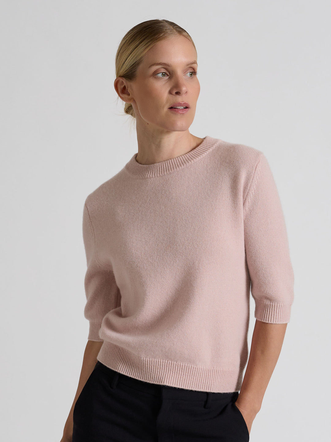Short sleeved cashmere sweater "Aase" in 100% pure cashmere. Scandinavian design by Kashmina. Color: Rose glow.