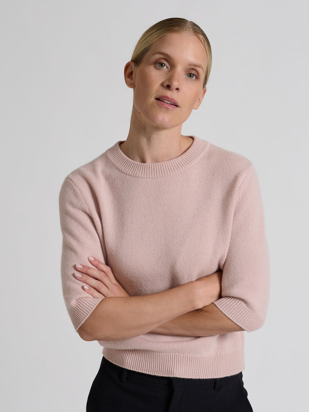 Short sleeved cashmere sweater "Aase" in 100% pure cashmere. Scandinavian design by Kashmina. Color: Rose glow.