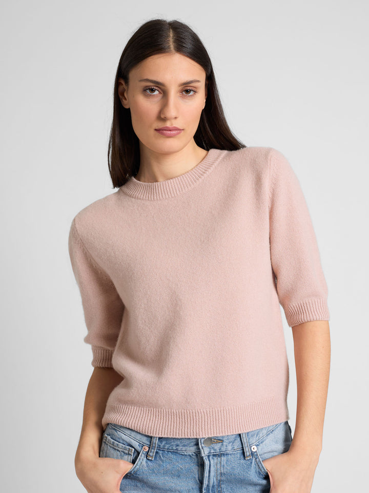 Short sleeved cashmere sweater "Aase" in 100% pure cashmere. Scandinavian design by Kashmina. Color: Rose glow.