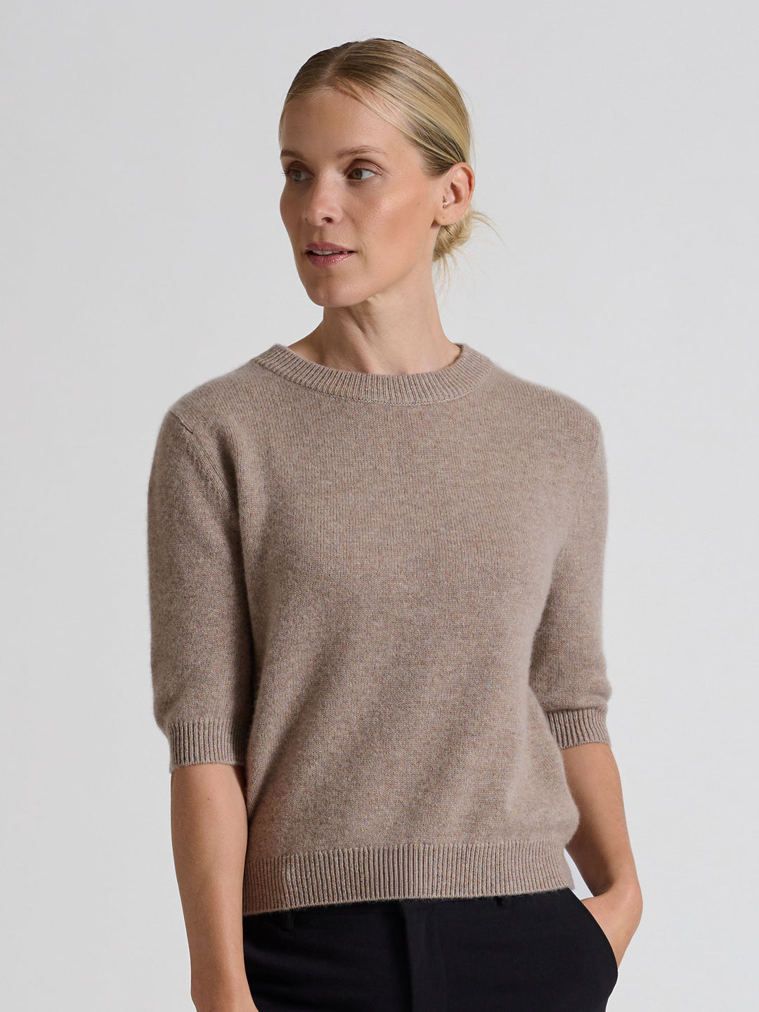 Short sleeved cashmere sweater "Aase" in 100% pure cashmere. Scandinavian design by Kashmina. Color: Toast.