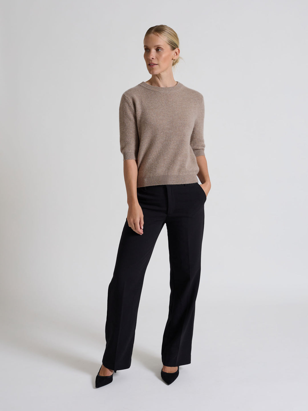 Short sleeved cashmere sweater "Aase" in 100% pure cashmere. Scandinavian design by Kashmina. Color: Toast.