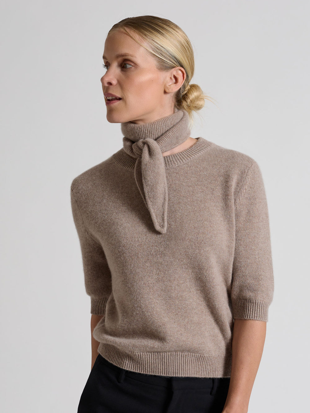 Short sleeved cashmere sweater "Aase" in 100% pure cashmere. Scandinavian design by Kashmina. Color: Toast.
