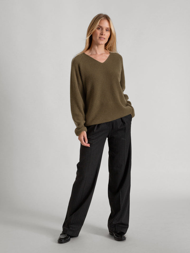 Rib knitted V-neck cashmere sweater in color: Cold Creme. 100% cashmere, Scandinavian design by Kashmina.