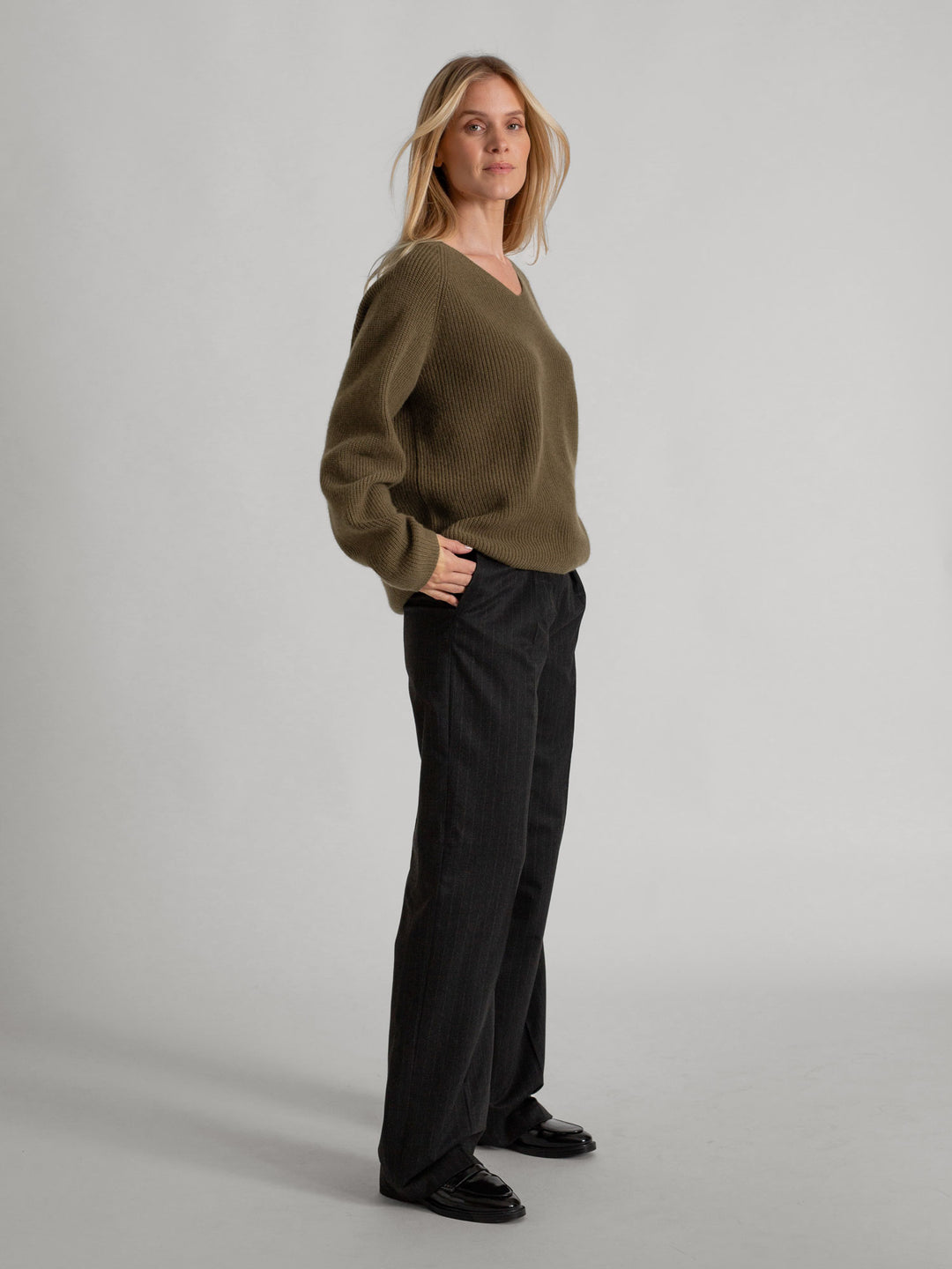 Rib knitted V-neck cashmere sweater in color: Cold Creme. 100% cashmere, Scandinavian design by Kashmina.