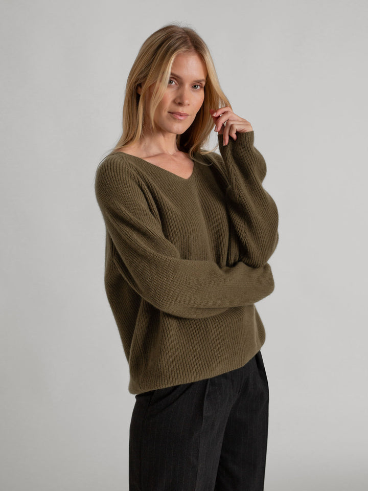 Rib knitted V-neck cashmere sweater in color: Cold Creme. 100% cashmere, Scandinavian design by Kashmina.