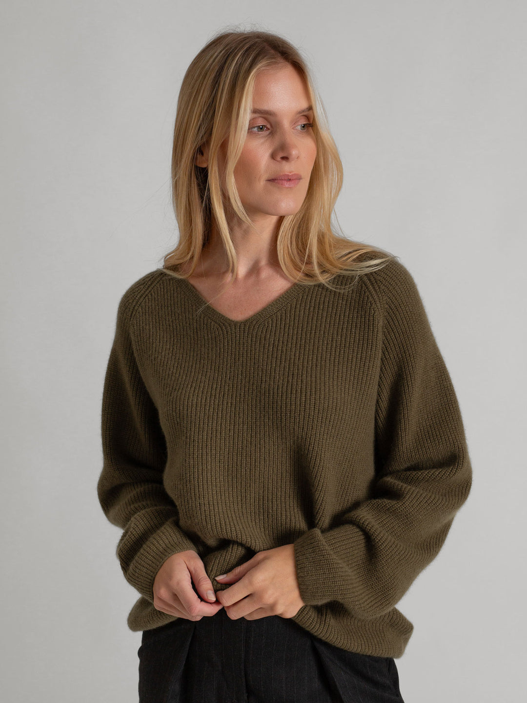 Rib knitted V-neck cashmere sweater in color: Cold Creme. 100% cashmere, Scandinavian design by Kashmina.