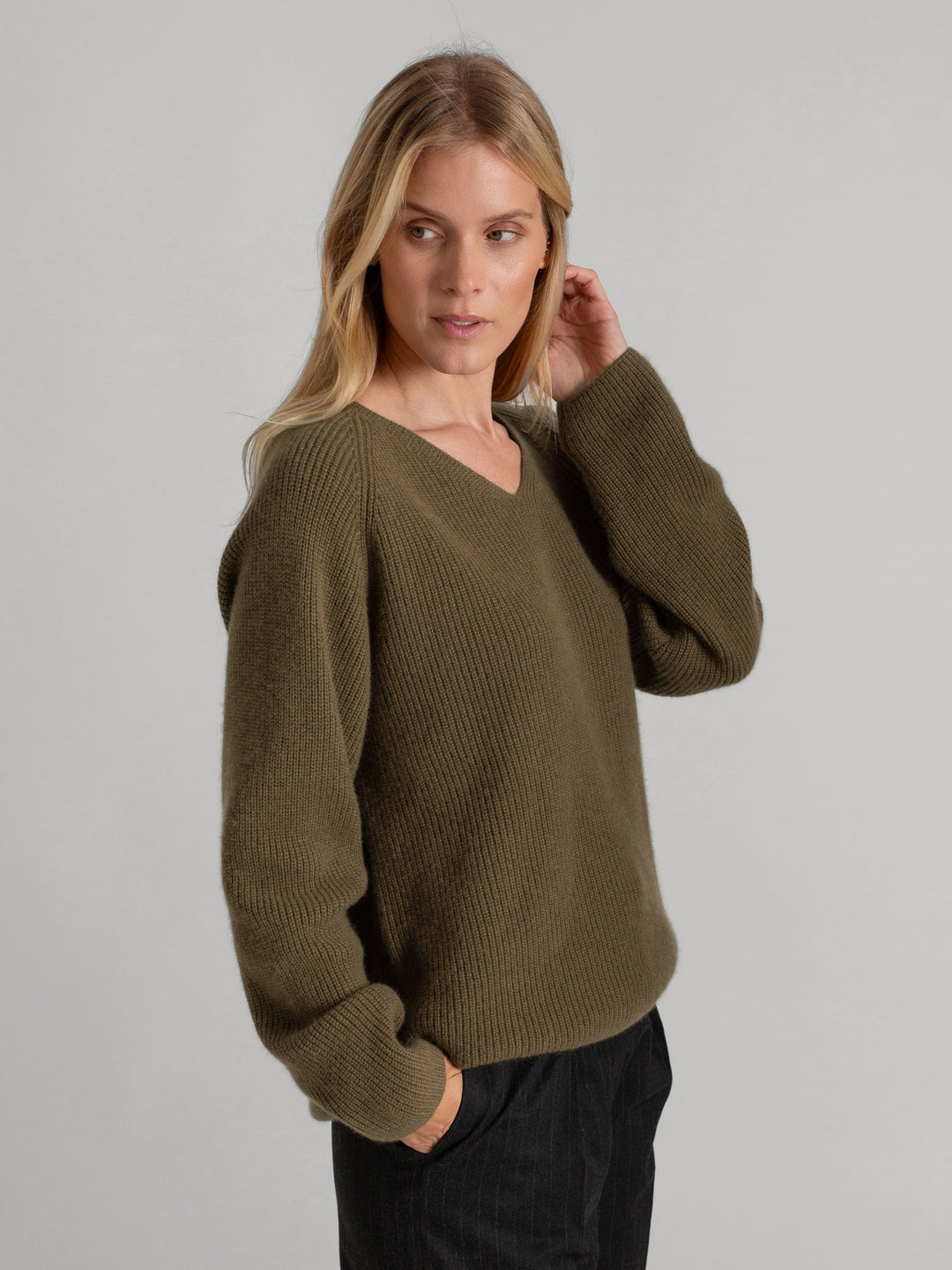 Rib knitted V-neck cashmere sweater in color: Cold Creme. 100% cashmere, Scandinavian design by Kashmina.