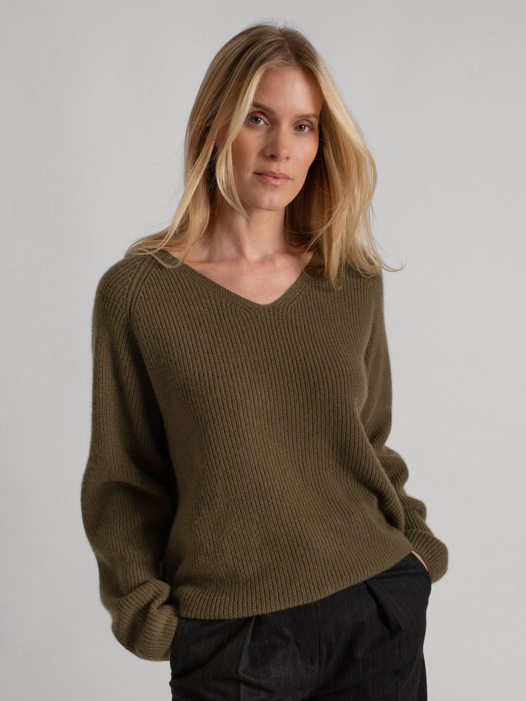 Rib knitted V-neck cashmere sweater in color: Cold Creme. 100% cashmere, Scandinavian design by Kashmina.