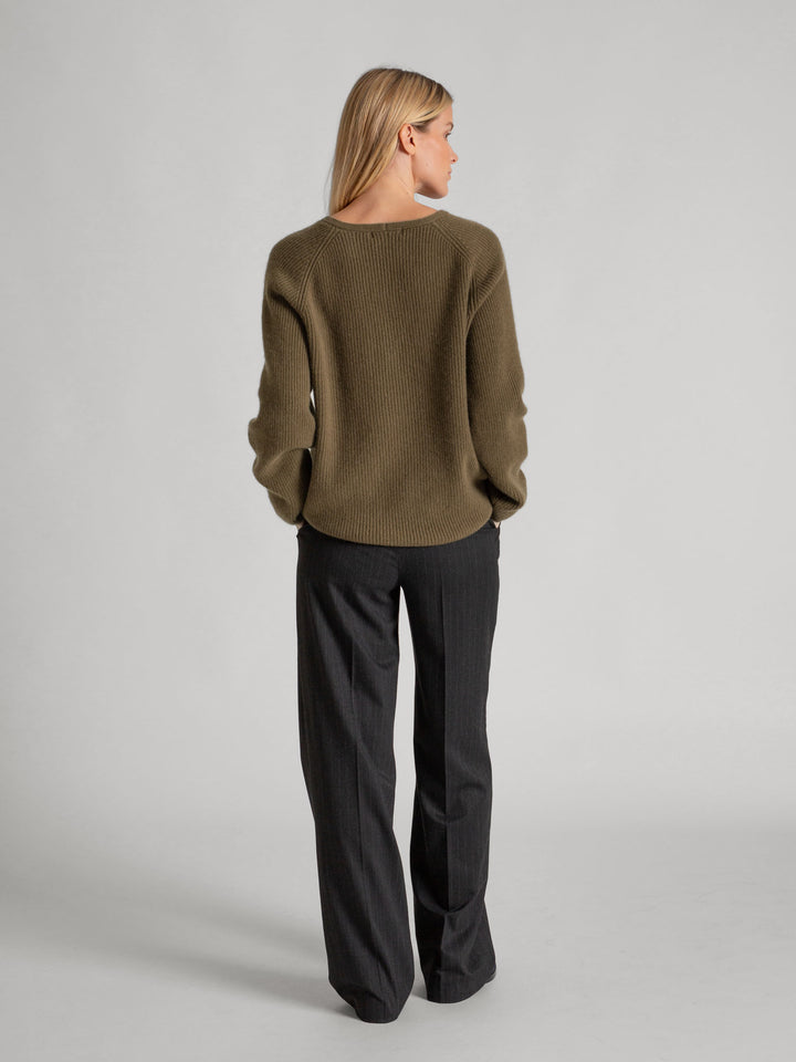 Rib knitted V-neck cashmere sweater in color: Cold Creme. 100% cashmere, Scandinavian design by Kashmina.