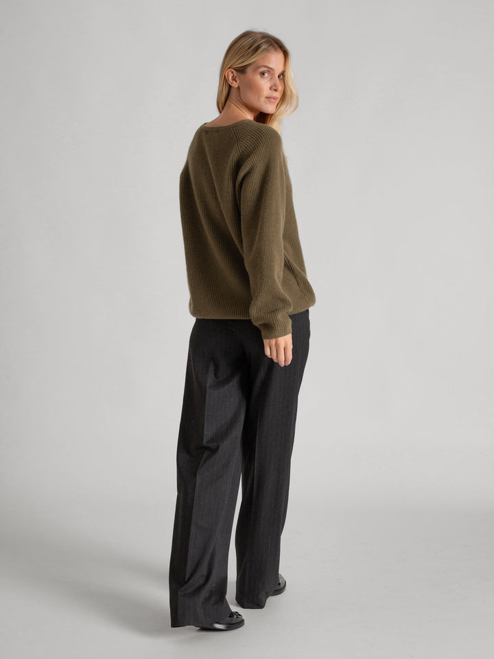 Rib knitted V-neck cashmere sweater in color: Cold Creme. 100% cashmere, Scandinavian design by Kashmina.