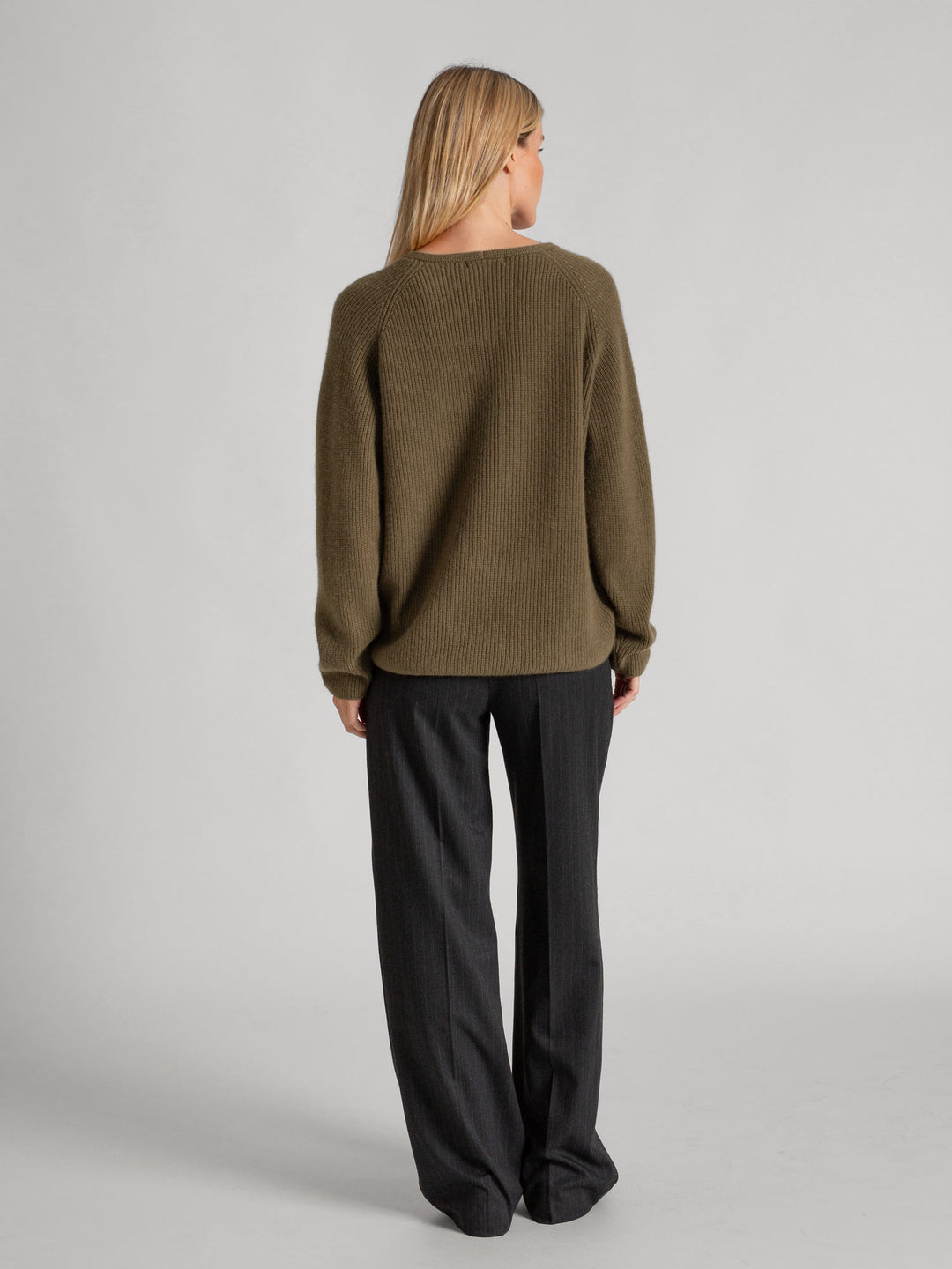 Rib knitted V-neck cashmere sweater in color: Cold Creme. 100% cashmere, Scandinavian design by Kashmina.