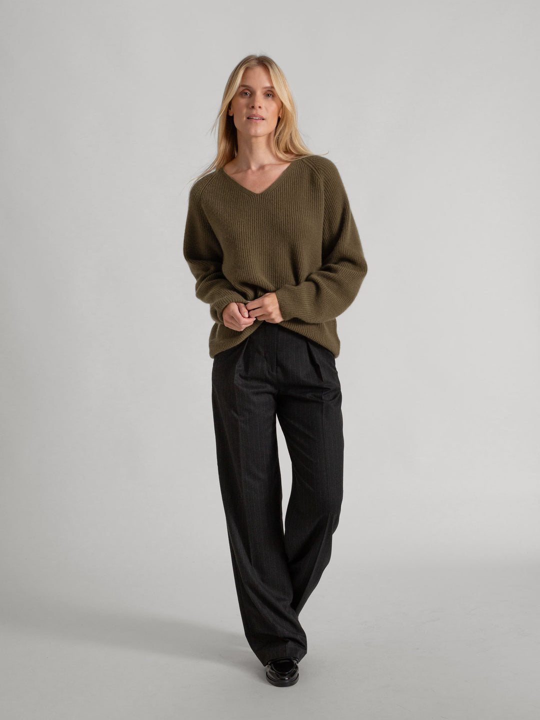 Rib knitted V-neck cashmere sweater in color: Cold Creme. 100% cashmere, Scandinavian design by Kashmina.