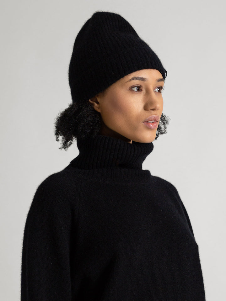 Black cashmere cap "Elli" in 100% cashmere. Scandinavian design by Kashmina
