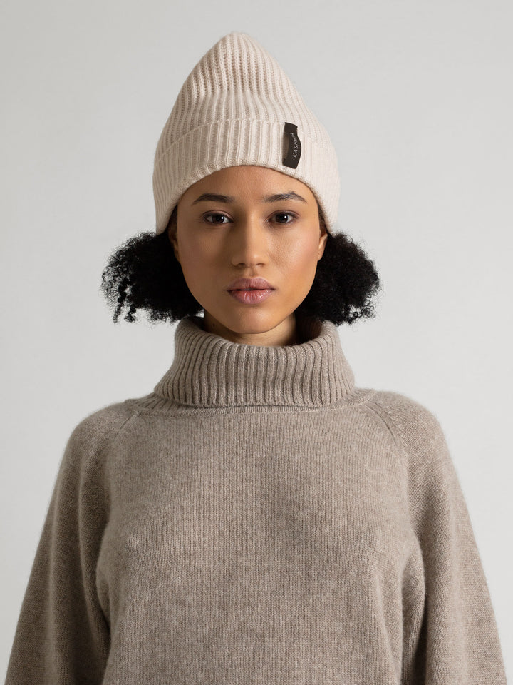 cashmere cap "Elli" in 100% pure cashmere. Color: Pearl. Scandinavian design by Kashmina