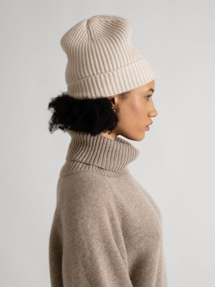 cashmere cap "Elli" in 100% pure cashmere. Color: Pearl. Scandinavian design by Kashmina
