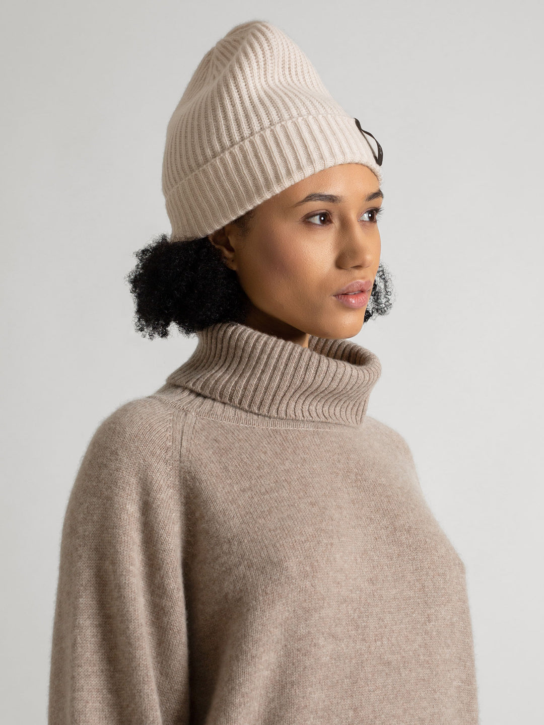 cashmere cap "Elli" in 100% pure cashmere. Color: Pearl. Scandinavian design by Kashmina