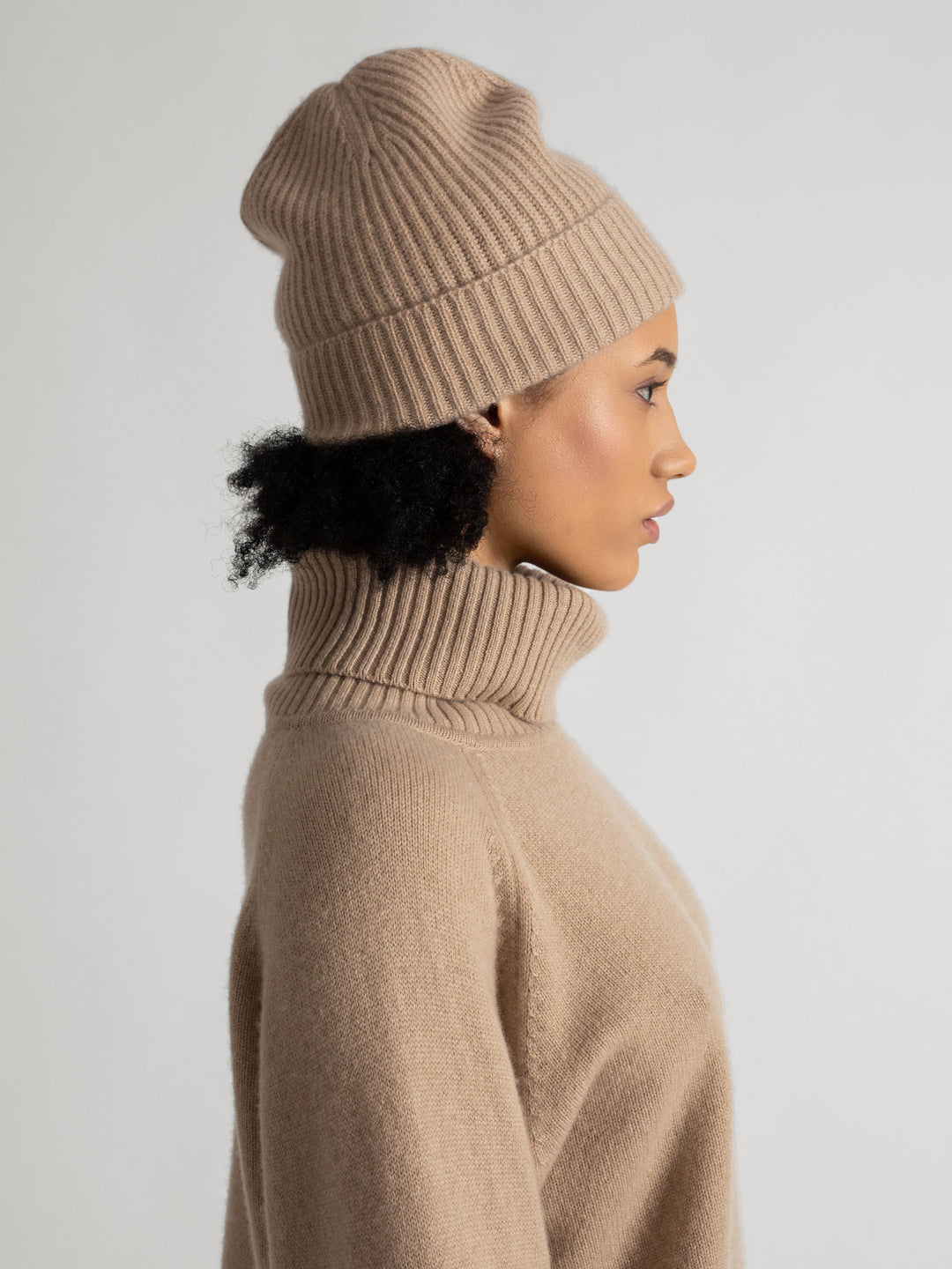 Cashmere cap "Elli" in 100% cashmere. Color: Sand. Scandinavian design by Kashmina