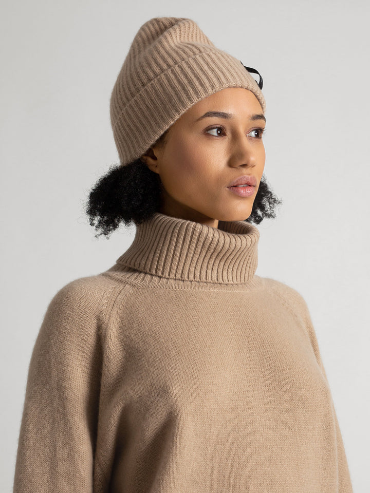 Cashmere cap "Elli" in 100% cashmere. Color: Sand. Scandinavian design by Kashmina