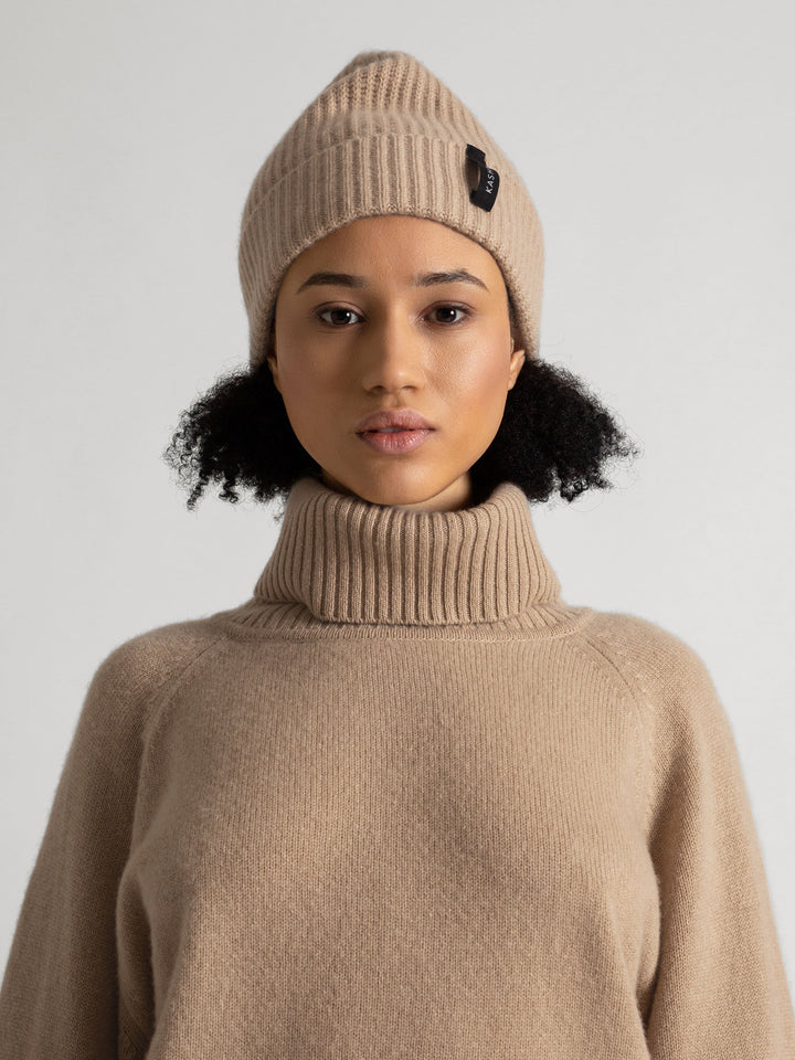 Cashmere cap "Elli" in 100% cashmere. Color: Sand. Scandinavian design by Kashmina