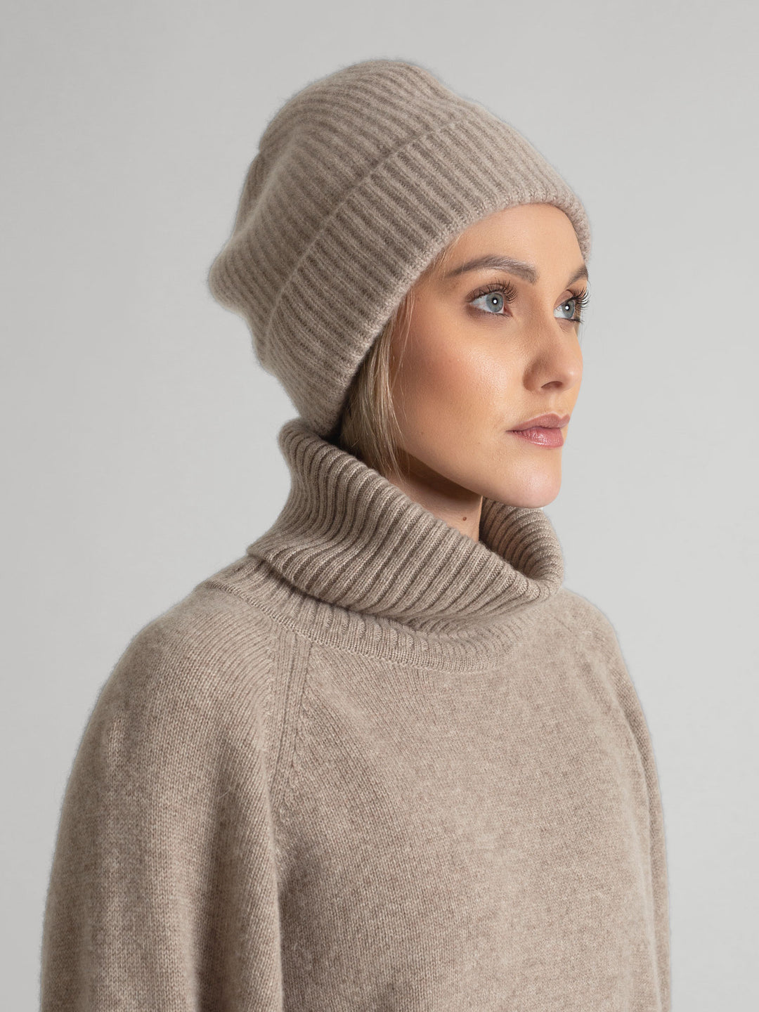 Cashmere cap "Elli" in 100% cashmere. Color: Toast. Scandinavian design by Kashmina
