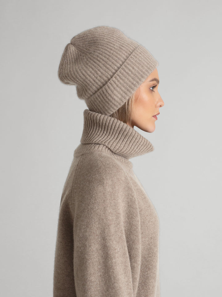 Cashmere cap "Elli" in 100% cashmere. Color: Toast. Scandinavian design by Kashmina