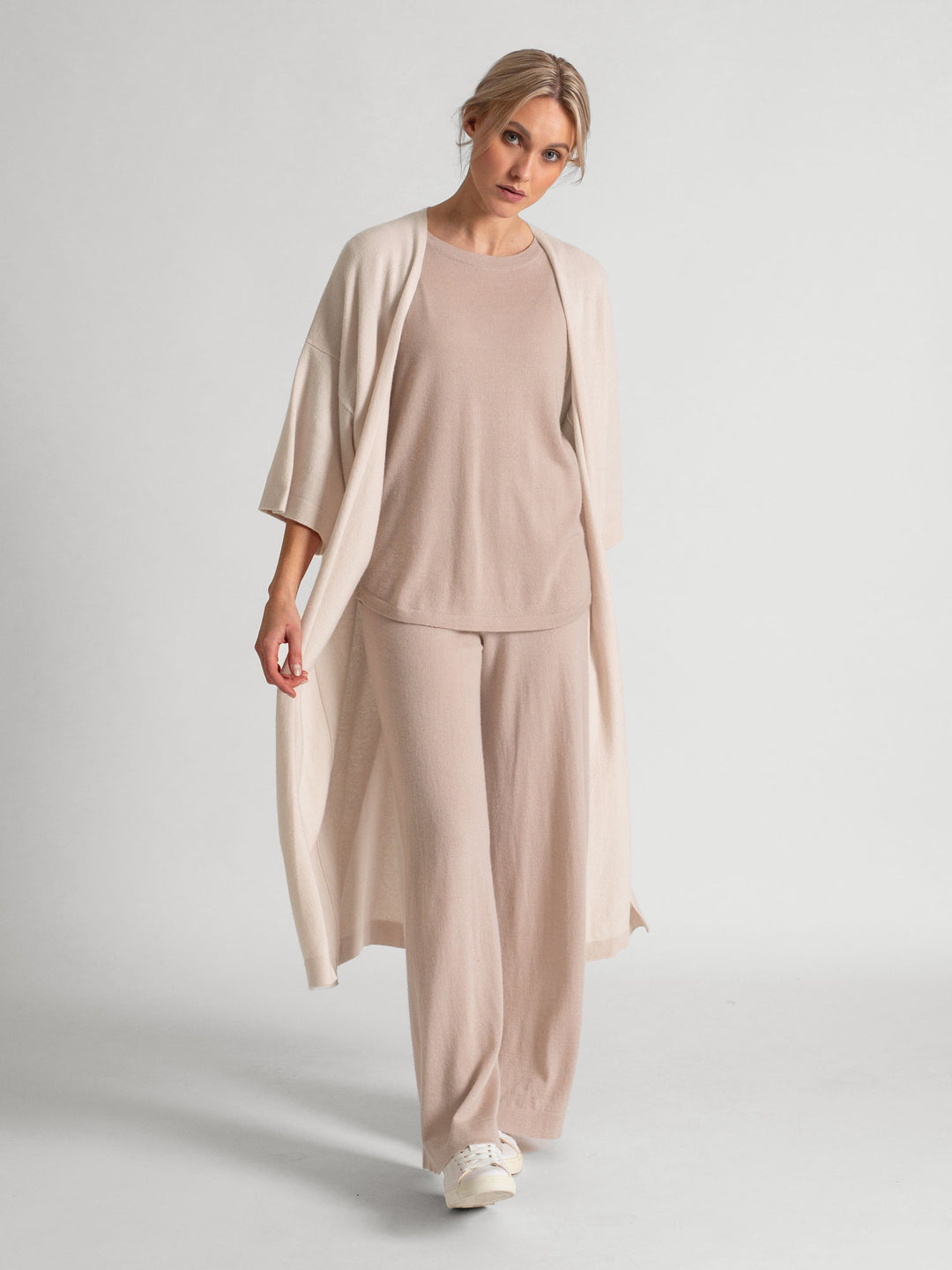  Cashmere t-shirt "Airy" in 100% pure cashmere. Color: Feather. Scandinavian design by Kashmina.