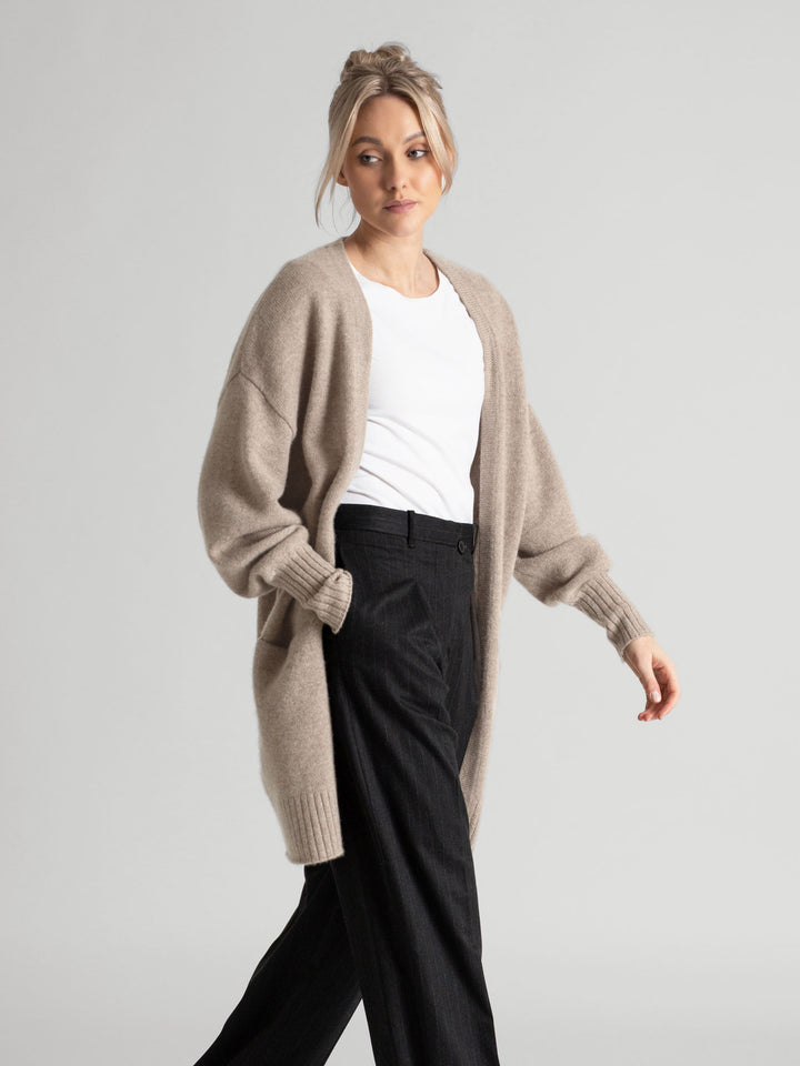 Cashmere cardigan "Lounge" in color; toast, in 100% cashmere. Scandinavian design by Kashmina