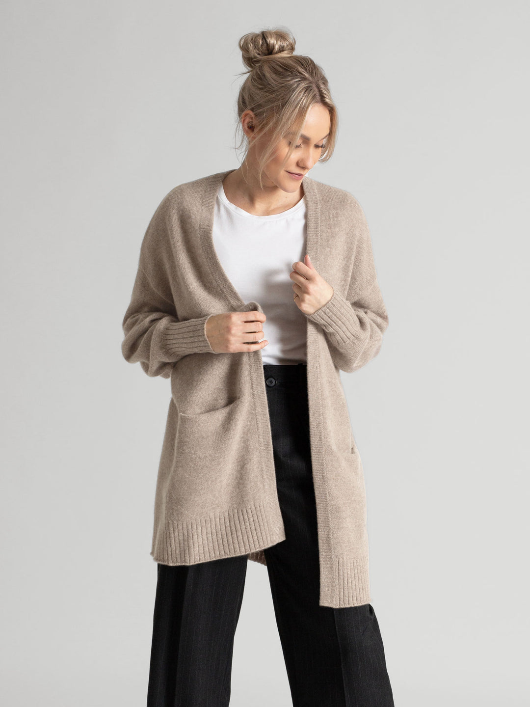Cashmere cardigan "Lounge" in color; toast, in 100% cashmere. Scandinavian design by Kashmina