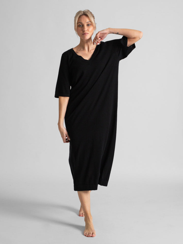 Long, light, thin, cashmere dress "June" in 100% pure cashmere. Color: Black. Scandinavian design by Kashmina.