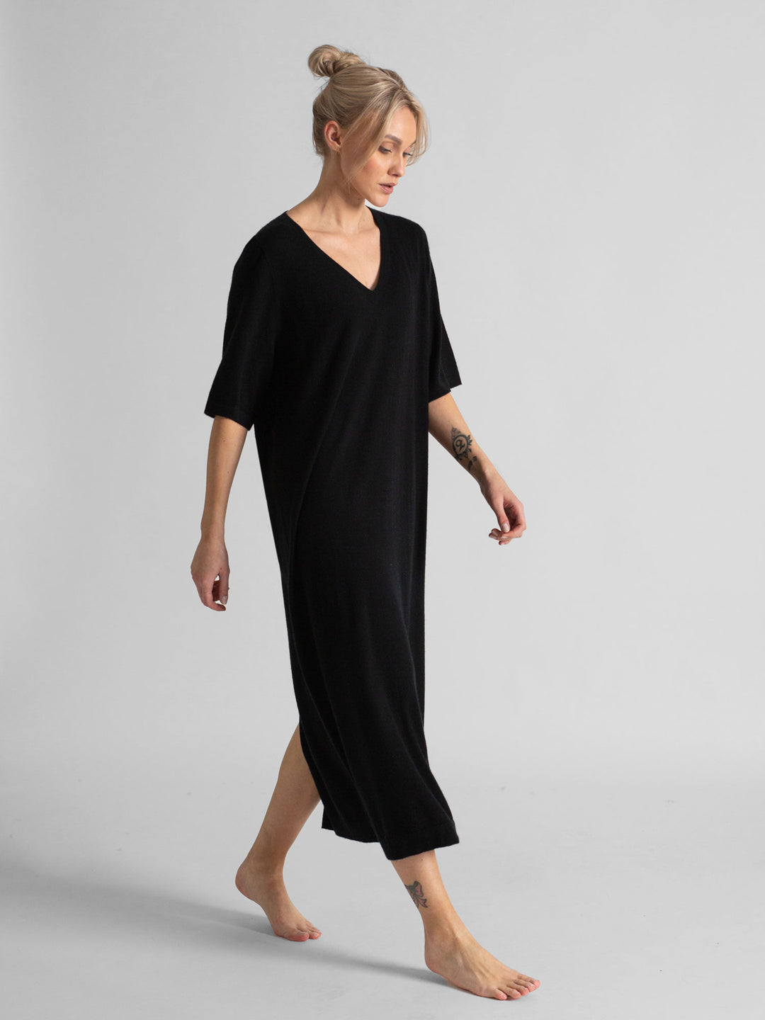 Long, light, thin, cashmere dress "June" in 100% pure cashmere. Color: Black. Scandinavian design by Kashmina.