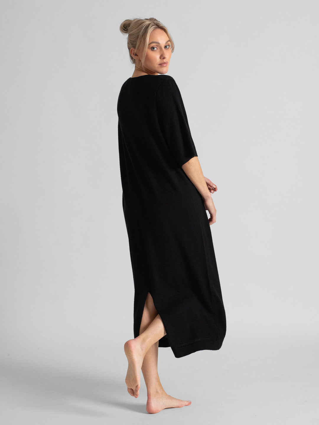 Long, light, thin, cashmere dress "June" in 100% pure cashmere. Color: Black. Scandinavian design by Kashmina.