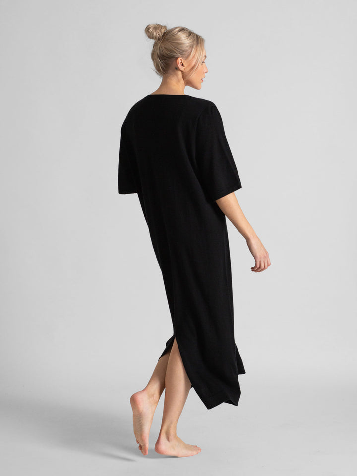 Long, light, thin, cashmere dress "June" in 100% pure cashmere. Color: Black. Scandinavian design by Kashmina.