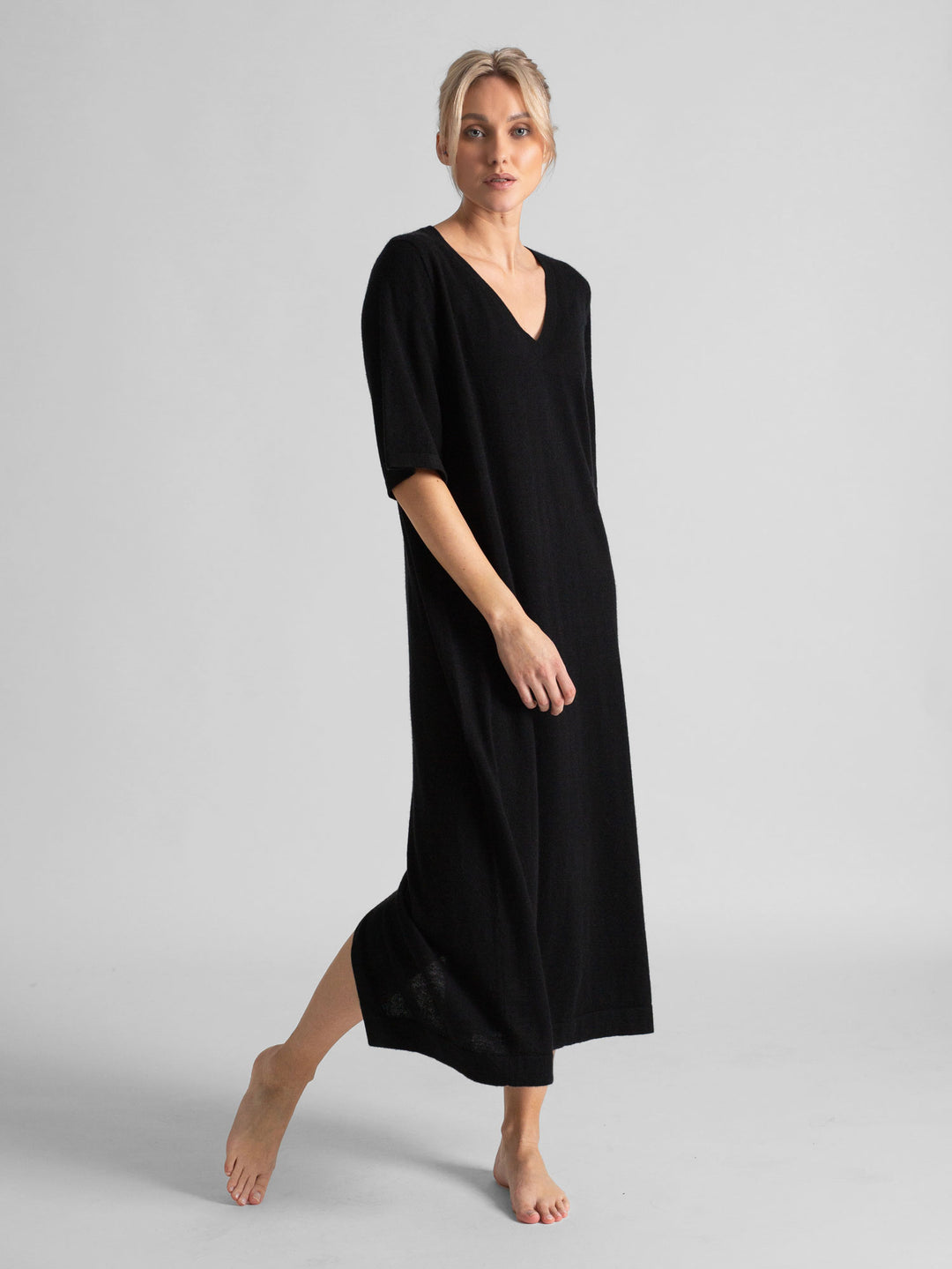 Long, light, thin, cashmere dress "June" in 100% pure cashmere. Color: Black. Scandinavian design by Kashmina.