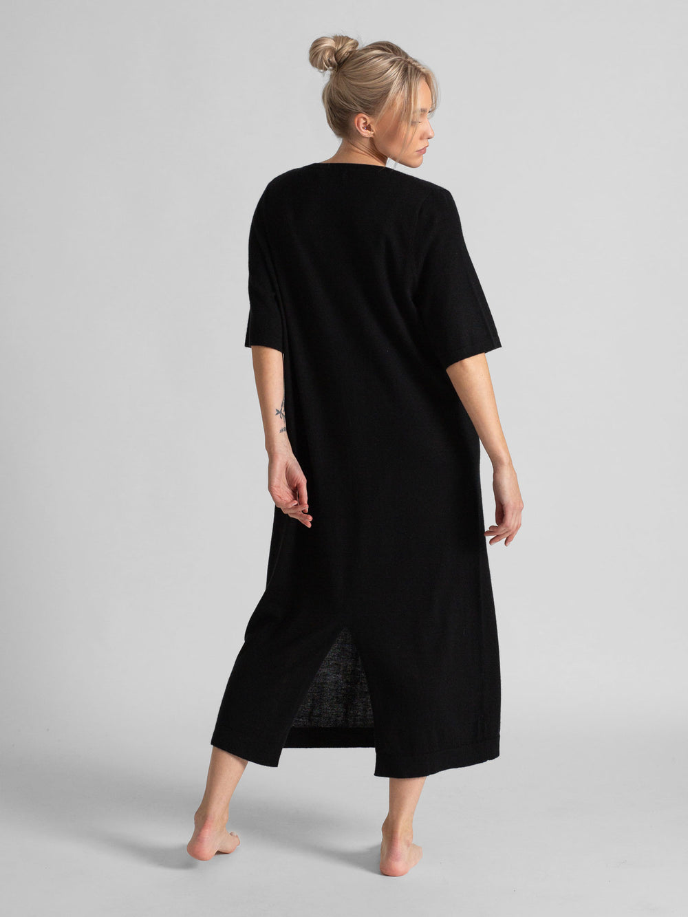 Long, light, thin, cashmere dress "June" in 100% pure cashmere. Color: Black. Scandinavian design by Kashmina.