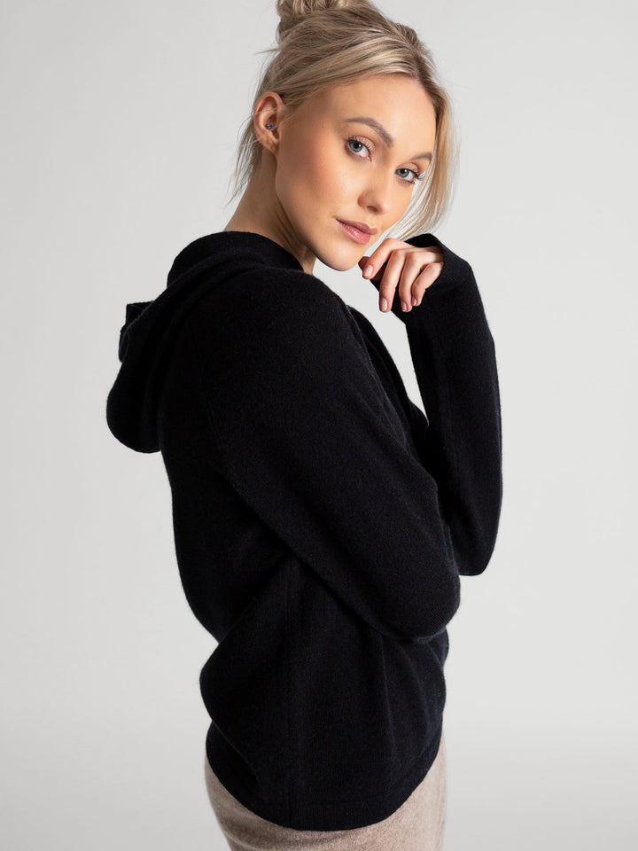 Cashmere hoodie made of 100% pure cashmere. Color: Black. Scandinavian design by Kashmina.