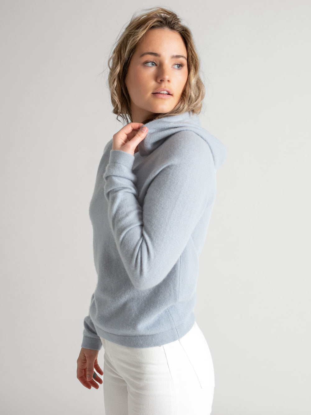 Cashmere hoodie made of 100% pure cashmere. Color: Blue Horizon. Scandinavian design by Kashmina.