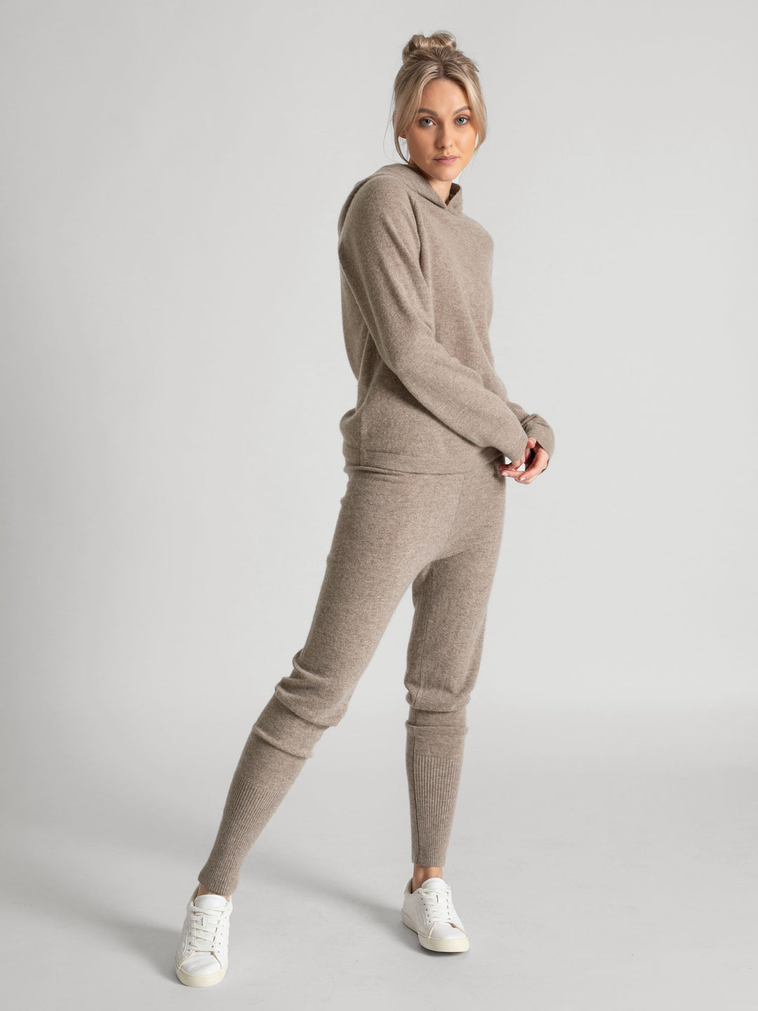 Cashmere hoodie made of 100% pure cashmere. Color: Toast. Scandinavian design by Kashmina.