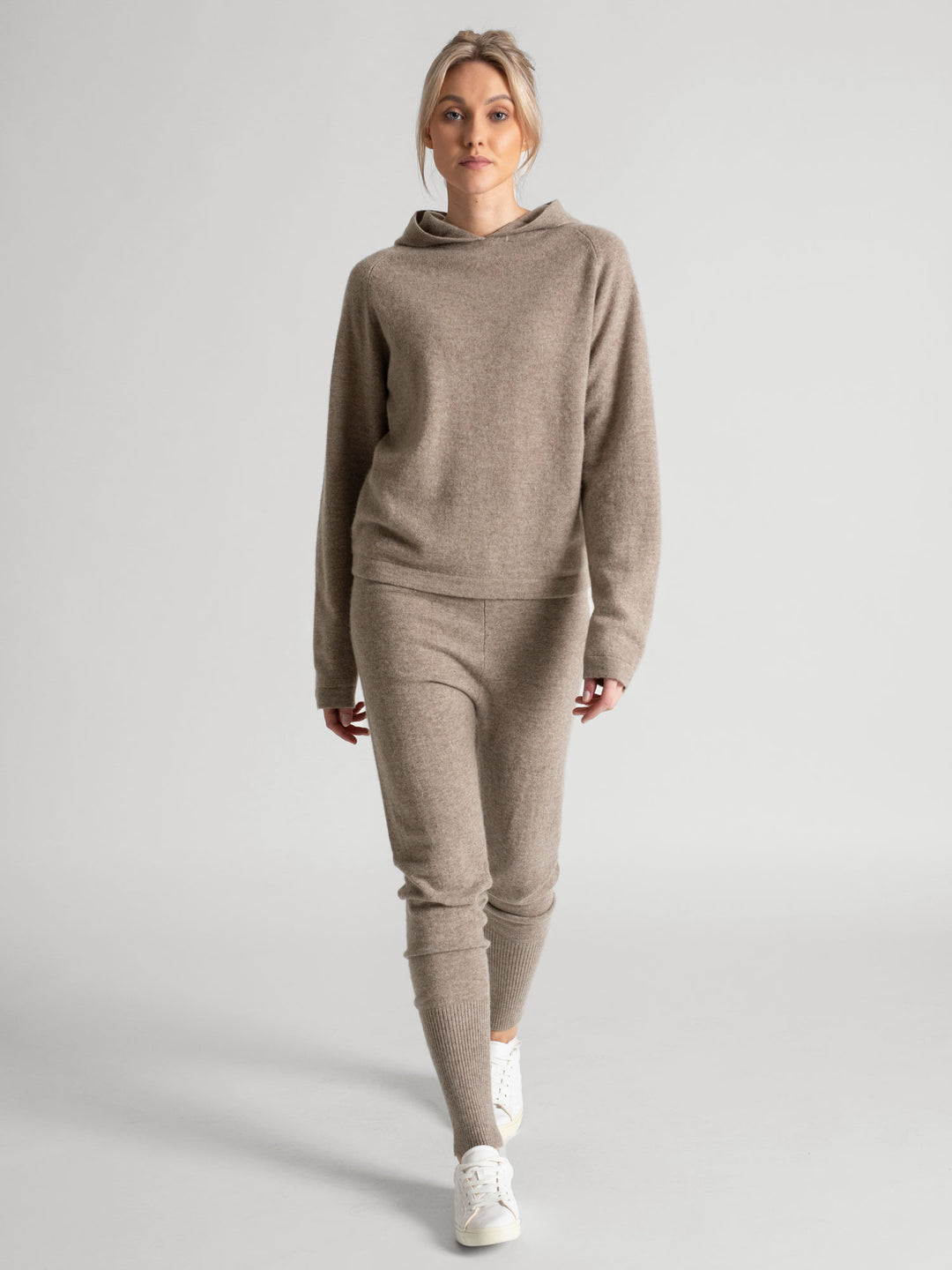 Cashmere hoodie made of 100% pure cashmere. Color: Toast. Scandinavian design by Kashmina.