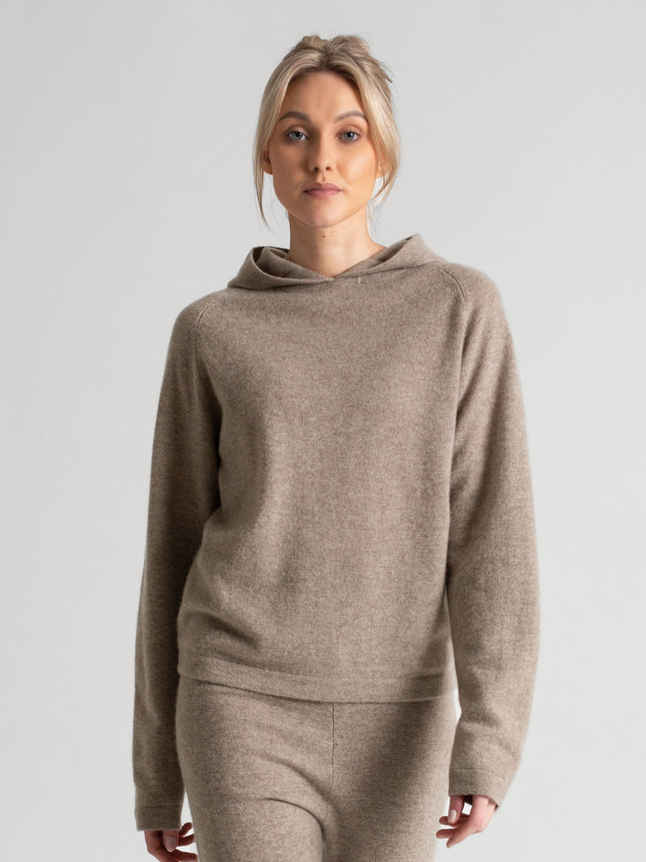 Cashmere hoodie made of 100% pure cashmere. Color: Toast. Scandinavian design by Kashmina.