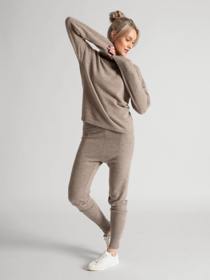 Cashmere hoodie made of 100% pure cashmere. Color: Toast. Scandinavian design by Kashmina.