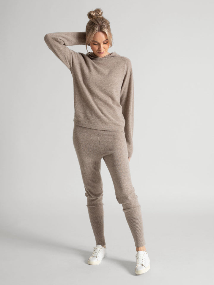 Cashmere hoodie made of 100% pure cashmere. Color: Toast. Scandinavian design by Kashmina.