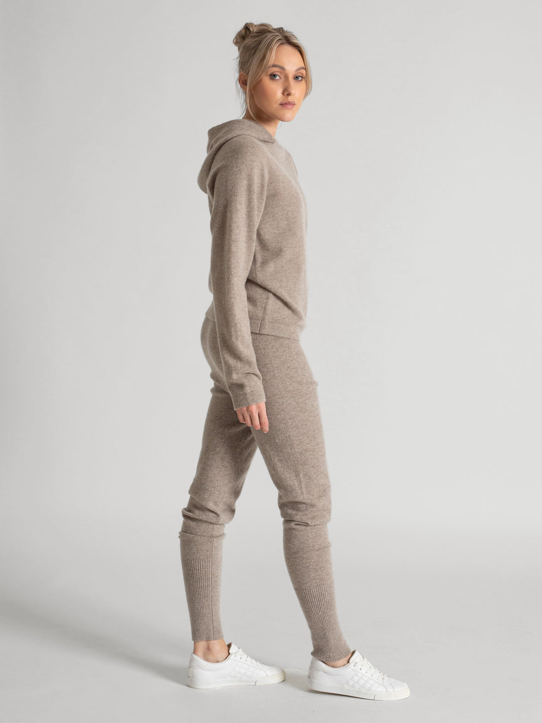 Cashmere hoodie made of 100% pure cashmere. Color: Toast. Scandinavian design by Kashmina.