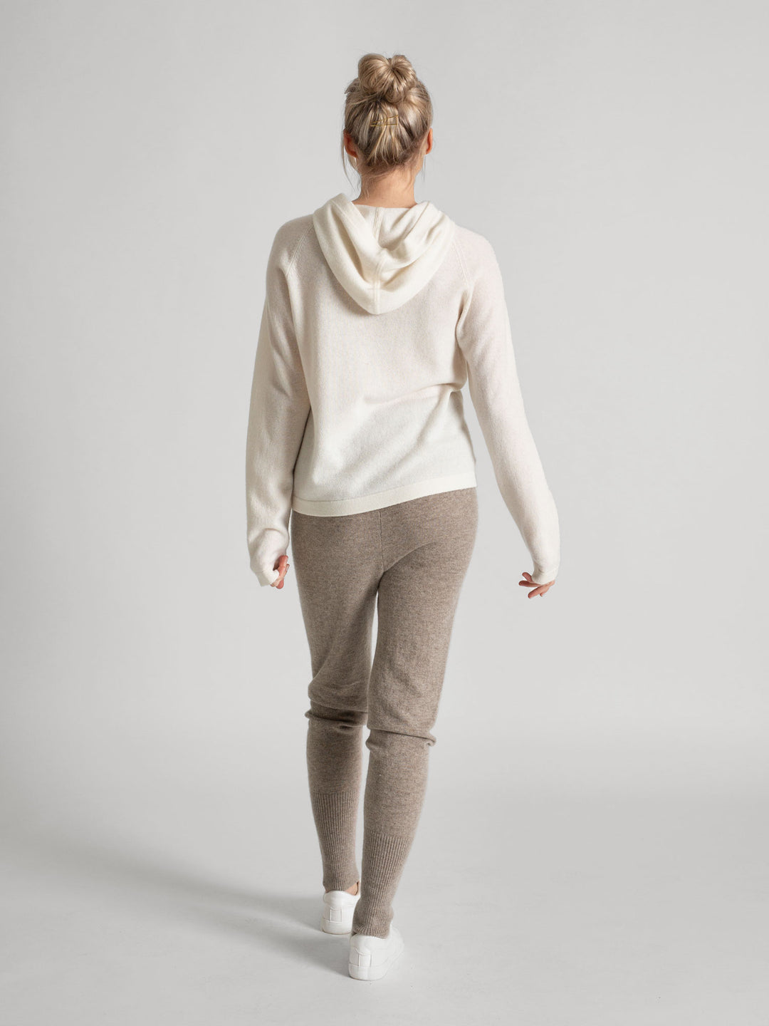  Cashmere hoodie made of 100% pure cashmere. Color: White. Scandinavian design by Kashmina.